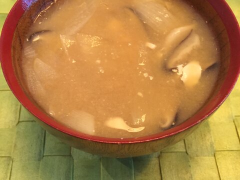椎茸と玉ねぎと豆腐のお味噌汁